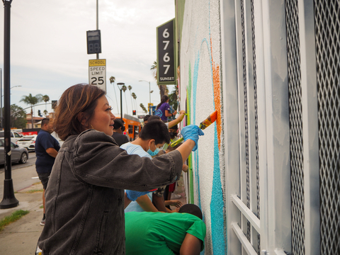 Forever 21 CEO Winnie Park participates in painting a mural in Los Angeles with a group of local children through a partnership with Arts Bridging the Gap and Boys & Girls Clubs of America. (Photo: Business Wire)