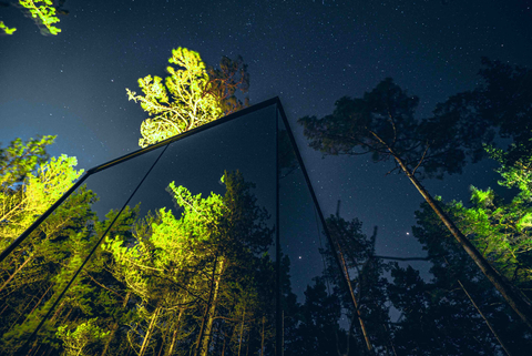 original Mirror Cabins by luxury accommodations provider Bolt Farm Treehouse immerse visitors in nature and comfort by “disappearing” into their surroundings both inside and out. Photo credit: ÖÖD