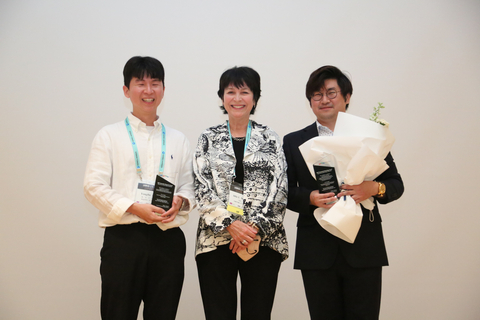 UDC IMID Award Recipients & Presenter (left to right): Yongjin Park (KAIST Korea), Dr. Julie Brown (Executive Vice President & CTO of UDC), Hyung Suk Kim (KAIST Korea) (Photo: Business Wire)