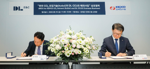Jae-Hyung Yoo, Vice President of CCUS Planning & Technology Team at DL E&C (left), and Jung Ho Lee, President of KEPRI (Korea Electric Power Research Institute) are signing MOU for comprehensive cooperation on KEPCO CO2 Solvent (KoSol) and DL CCUS Overseas Business at DL E&C's office in D-Tower Donuimun building in Seoul. (Photo: Business Wire)