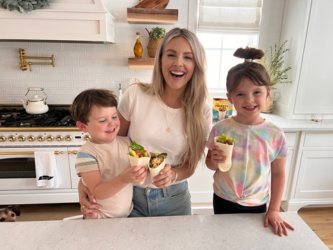 Ali Fedotowsky-Manno teams up with Old El Paso to inspire taco night with new Tortilla Pockets, innovative soft-flour tortillas with a sealed bottom for easy filling and less mess. (Photo: Business Wire)