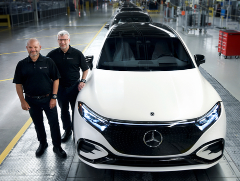 Jörg Burzer, Member of the Board of Management of Mercedes-Benz Group AG, Production and Supply Chain and Michael Goebel, President and CEO of Mercedes-Benz US International (Photo: Business Wire)