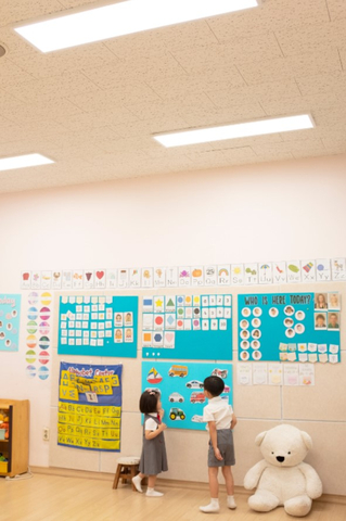 サンライク照明が設置された開浦アップルツリー語学学院の教室 （写真：ビジネスワイヤ）