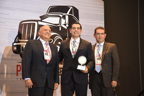 Ryder Mexico executives presenting the 2022 Service Excellence Award to one of fourteen top-performing Mexican carriers. (Photo: Business Wire)