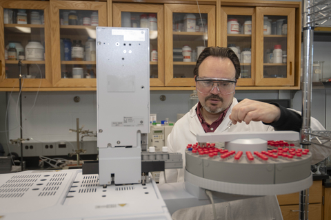 WPI Chemical Engineering Professor Mike Timko at work in his lab. (Photo: Business Wire)