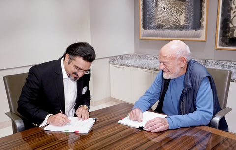 Photo from the signing agreement between Sam Zell & Farhan Malik (Photo: AETOSWire)