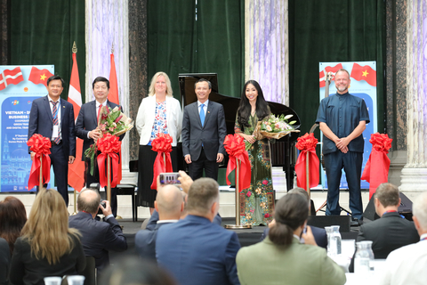 From left to right, FPT Software Europe CEO, Mr. Le Hai; FPT Corporation Chairman, Dr. Truong Gia Binh; Denmark’s State Secretary for Trade and Global Sustainability, H.E. Ms. Lina Gandløse Hansen; Vietnamese Ambassador to Denmark, H.E. Mr. Luong Thanh Nghi; Vido Group Founder, Ms. Nguyen Tuyet Mai; Vido Group Denmark CEO, Mr. Jesper G. Jensen. (Photo by Vietnam News Agency)