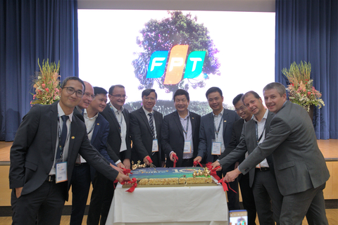 Delegates cut the cake at FPT Software Europe’s 10th-anniversary celebration (Photo: Business Wire)