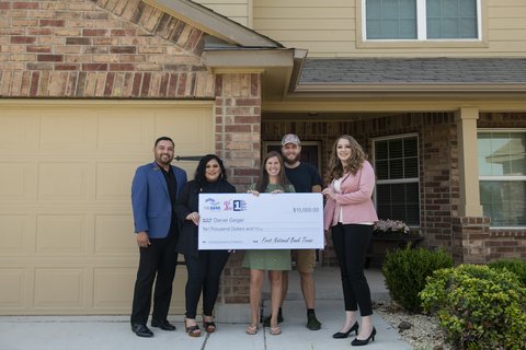 FHLB Dallas and FNBT awarded $10,000 to an Army veteran in San Antonio for home repairs. (Photo: Business Wire)