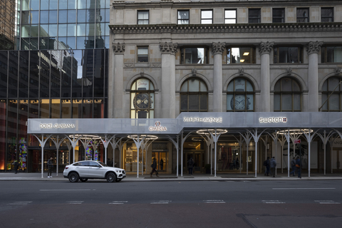 The standard Urban Umbrella sidewalk scaffolding product with custom LED signage installed at 711 5th Avenue in New York City. (Photo: Business Wire)