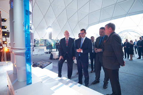 (left to right) NuScale President and CEO John Hopkins, Poland Prime Minister Mateusz Morawiecki, KGHM CEO Marcin Chludzinski, and Professor Ludwik Pienkowski from AGH University of Science and Technology view a model of NuScale's SMR technology. (Photo: Business Wire)