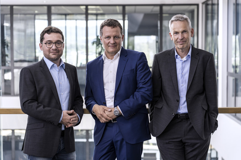 Thomas Speidel (center), Dr. Thorsten Ochs (right) of ADS-TEC Energy and Stefan Reichert (left) of Fraunhofer ISE have been nominated as a team for the Deutscher Zukunftspreis 2022, the German President's Award for Technology and Innovation. (Photo: Business Wire)