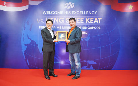 FPT Corporation Chairman Truong Gia Binh (R) received Deputy Prime Minister of Singapore Heng Swee Keat (L) on September 13th, 2022. (Photo: Business Wire)
