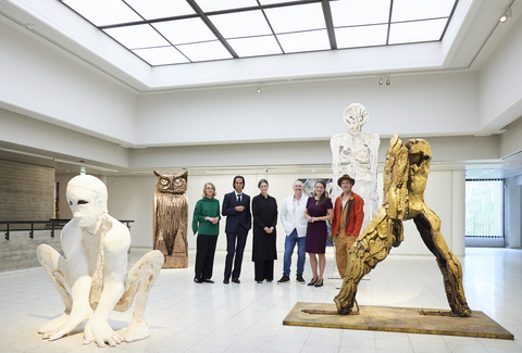 original Sara Hildén Art Museum in Tampere Finland presents Thomas Houseago’s first exhibition in the Nordic countries. Houseago is presenting his own sculpture and paintings alongside a ceramic series by Nick Cave and sculptures by Brad Pitt. The Exhibition opened on 17th September 2022. Museum Director Anna Hjorth-Röntynen, Nick Cave, Chief Curator Sarianne Saikkonen, Thomas Houseago, Mayor of Tampere Anna-Kaisa Ikonen and Brad Pitt. Photo: Jussi Koivunen