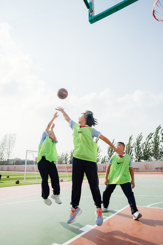 Students play basketball on Nike Grind court (Photo: Business Wire)