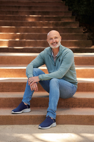 Frank Leboeuf, winner of the World Cup 98, signs to appear in Skechers marketing campaigns. Photo credit: Eikaetschja