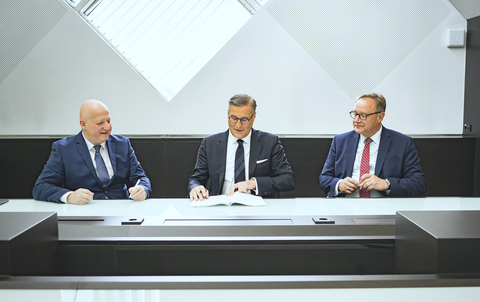 thumbnail Martin Mühlbacher, Dr. Olaf Berlien, and Dipl.-Ing. Thomas Gasser announce a joint project between INNIO and TWAG subsidiary TNEXT that will supply INNIO's primary operations in Jenbach with green hydrogen by 2025. (Photo: Business Wire)