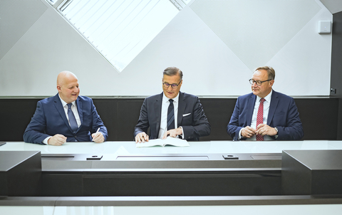 Martin Mühlbacher, Dr. Olaf Berlien, and Dipl.-Ing. Thomas Gasser announce a joint project between INNIO and TWAG subsidiary TNEXT that will supply INNIO's primary operations in Jenbach with green hydrogen by 2025. (Photo: Business Wire)