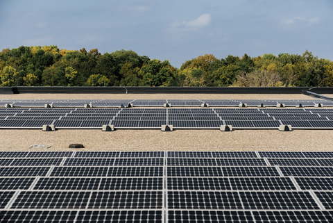 The 3,100 panel solar array on the roof of Graco's building in Dayton. (Photo: Business Wire)