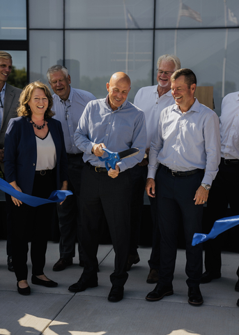 Patrick J. McHale cutting the ribbon of Graco's new building in Dayton, MN. (Photo: Business Wire)