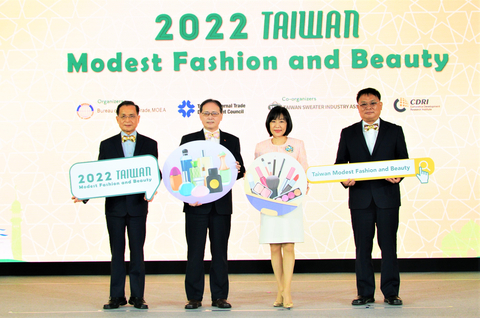 Director-General of Bureau of Foreign Trade Ms. Cynthia Kiang (right 2), President and CEO of TAITRA Mr. Simon Wang (left 2) cut the ribbon at the opening of Taiwan Modest Fashion Pop-up Shop 2022 (Photo : Business Wire)