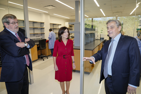 Michael Dowling (left) with New York State Governor Kathy Hochul (center) as she tours Feinstein Institutes’ upgraded labs alongside Dr. Kevin Tracey (right). (Credit: Feinstein Institutes)