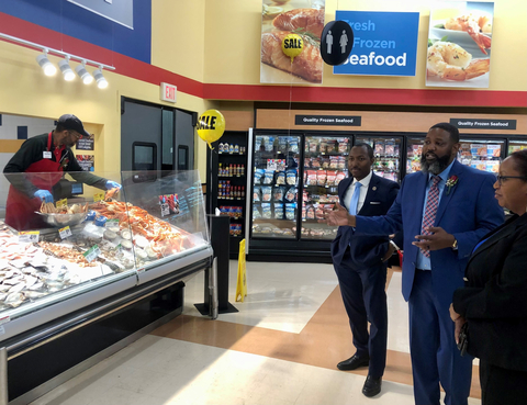 Shoppers Store Director, Rahman Glassgow (center), highlights the fresh seafood department for Maryland State Delegate Jazz Lewis (left) during the grand opening celebration at Shoppers' Capitol Heights, Md. store. (Photo: Business Wire)