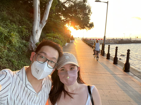 Shan and Teh enjoyed the beautiful sunset on the promenade on their trip to Hong Kong. (Photo: Business Wire)