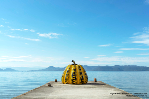 Yayoi Kusama Pumpkin 2022 ©YAYOI KUSAMA Photo: Tadasu Yamamoto (Graphic: Benesse Art Site Naoshima)