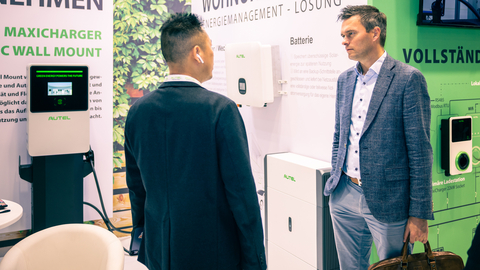 thumbnail Mr. Cai, CEO of AUTEL EU, is discussing new energy storage technologies with customers (Photo: Business Wire)