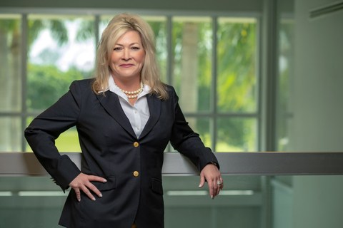 Ryder EVP, CMO, and Head of New Product Development Karen Jones receives Women in Supply Chain Award from Supply & Demand Chain Executive magazine for her accomplishments and mentorship.  (Photo: Business Wire)