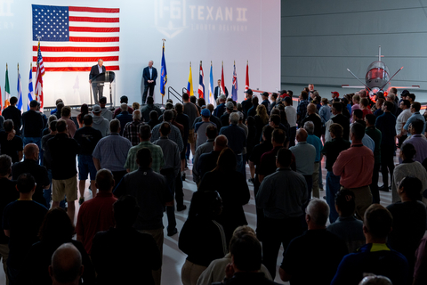 Textron Aviation President & CEO Ron Draper addresses Textron Aviation employees announcing the delivery of the 1,000th T-6 Texan II. (Photo: Business Wire)