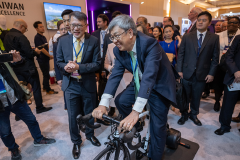 Chien-Jen Chen, Former Vice President of Taiwan, rides Xplova NOZA V Advanced Smart Trainer Bike at the Taiwan Excellence Pavilion during the opening of the first-ever Taiwan Expo USA in Washington, DC. (Photo: Business Wire)