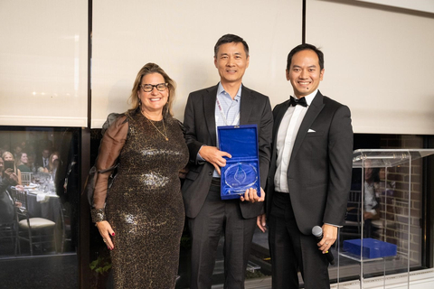 FEELM Max awarded the Golden Leaf Award for "Most Promising Innovation" (Photo: Business Wire)