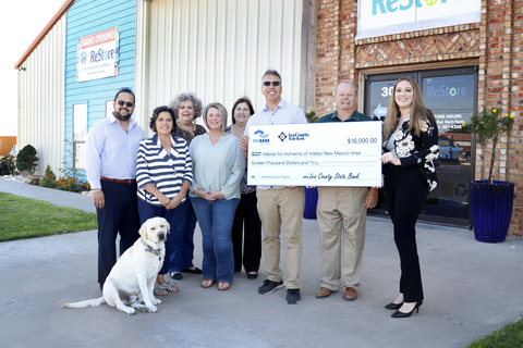 original Representatives from Lea County State Bank and the Federal Home Loan Bank of Dallas awarded $16,000 in Partnership Grant Program funds to Habitat for Humanity of Hobbs, New Mexico Area. (Photo: Business Wire)
