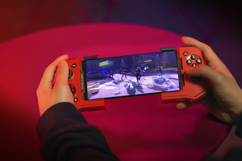 The Atom Controller’s Unique and Versatile Two-Piece Design and Low-Latency Bluetooth Connection Make It Perfect to Pack and Go for an Exemplary Mobile Gaming Experience (Photo: Business Wire)