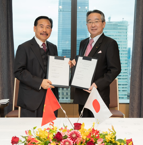 original (Left) Vo Nhat Thang, Chairman, Trading Construction Works Organization: (Right) Toshihiro Ogita, President, Representative Director, Hotel Okura Co., Ltd. (Photo: Business Wire)