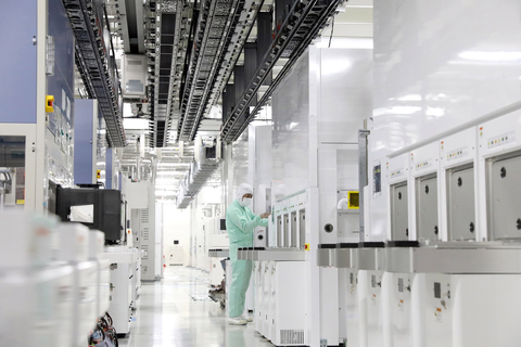 thumbnail The clean room of Fab7, Yokkaichi Plant (Photo: Business Wire)

