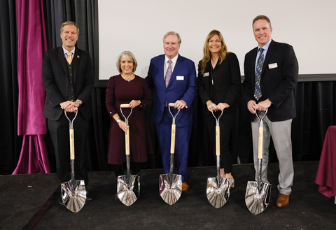 Left to right: City of Albuquerque Mayor Timothy M. Keller, New Mexico Governor Michelle Lujan Grisham, Curia Chairman and CEO John Ratliff, New Mexico Economic Development Cabinet Secretary Alicia J. Keyes, Curia Albuquerque Vice President and General Manager Jonathan Shoemaker. (Photo: Business Wire)