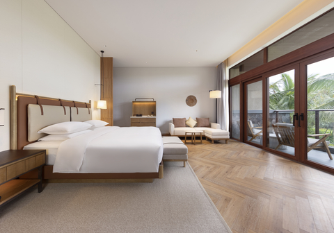 King guestroom at Grand Hyatt Shenzhou Peninsula (Photo: Business Wire)