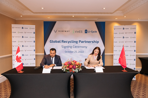 Mr. Ajay Kochhar, co-founder and CEO, Li-Cycle and Ms. Pham Thuy Linh, CEO, VinES, at the signing ceremony between the two companies (Photo: Business Wire)