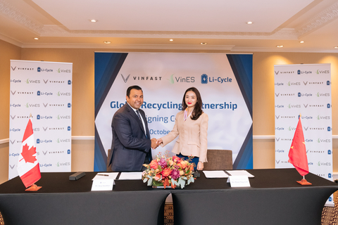 Mr. Ajay Kochhar, co-founder and CEO, Li-Cycle and Ms. Pham Thuy Linh, CEO, VinES, shake hands at the signing ceremony between the two companies (Photo: Business Wire)