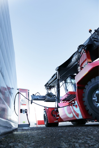 Kalmar Reachstacker powered by Microvast batteries. Source: Kalmar