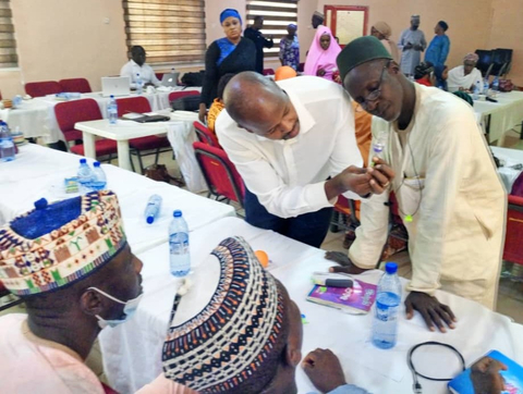 Kangethe Ngure, Regional Director for Africa, PharmaJet, demonstrating Tropis device use to trainers in Sokoto, Nigeria. (Photo: Business Wire)