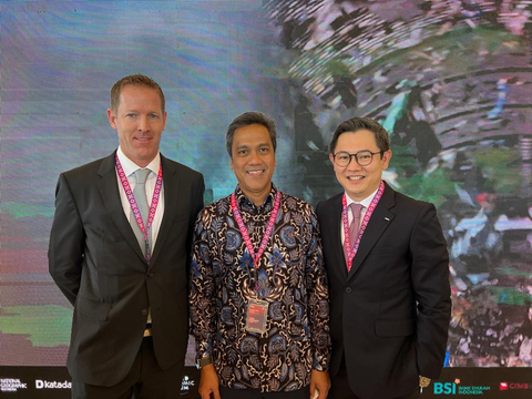 From Left: Director of Chevron New Energies International, Pte. Ltd., Andrew S. Mingst; CEO of Pertamina NRE, Dannif Danusaputro; Director of Keppel New Energy Pte., Ltd., Chua Yong Hwee. (Photo: Business Wire)