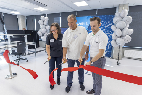 thumbnail Auf dem Foto bei der offiziellen Eröffnung des neuen Entwicklungszentrums von Jabil in Breslau, Polen, sind zu sehen (v.l.n.r.): April Butterfield, Vizepräsidentin für Technologie, Les Pawlak, Vizepräsident für Geschäftsentwicklung und Michal Drwiega, Leiter der Konstruktion. Das neue Entwicklungszentrum wird Spitzentechnologien für mehrere Industriezweige, darunter die Automobil- und Gesundheitsbranchen, entwickeln. (Foto: Business Wire)