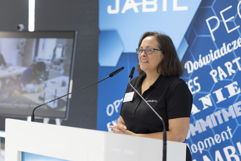 thumbnail Auf dem Foto bei der offiziellen Eröffnung des neuen Entwicklungszentrums von Jabil in Breslau, Polen, sind zu sehen: April Butterfield Vizepräsidentin für Technologie. Das neue Entwicklungszentrum wird Spitzentechnologien für mehrere Industriezweige, darunter die Automobil- und Gesundheitsbranchen, entwickeln. (Foto: Business Wire)