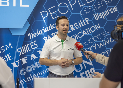 thumbnail Auf dem Foto bei der offiziellen Eröffnung des neuen Entwicklungszentrums von Jabil in Breslau, Polen, sind zu sehen: Michal Drwiega, Leiter der Konstruktion. Das neue Entwicklungszentrum wird Spitzentechnologien für mehrere Industriezweige, darunter die Automobil- und Gesundheitsbranchen, entwickeln. (Foto: Business Wire)