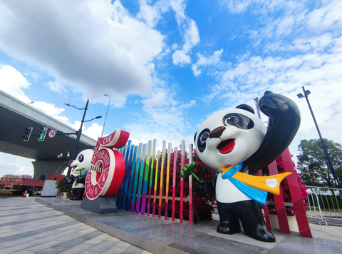 Jinbao, mascot of the China International Import Expo welcomes participants from all over the world. （Photo by Liu Tianyang）