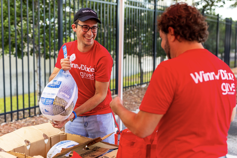 Southeastern Grocers is partnering with Feeding America® network food banks and military organizations to provide thousands of people with traditional Thanksgiving dinner staples with the donation of more than 7,000 turkeys and meal essentials. (Photo: Business Wire)